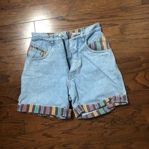 Rio Denim High Waisted Short w. Colorful Detail.